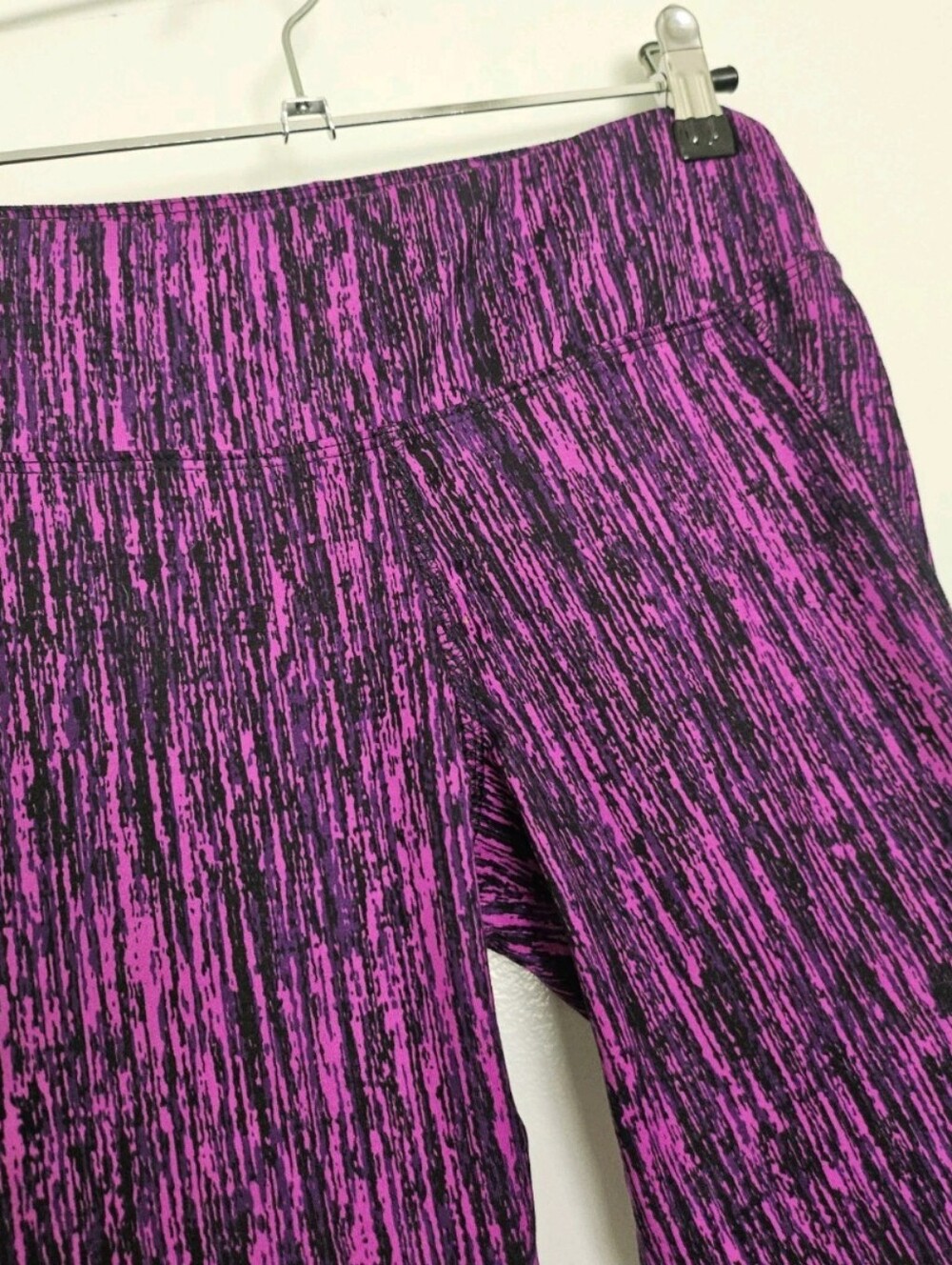 Lululemon Fuschia Black Capri Activewear Crop Leggings Sz 4